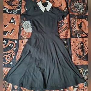 Deandri Dress With White Collar and Short Sleeves